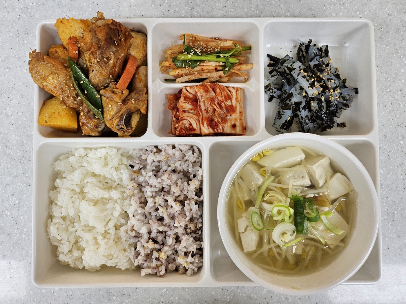 밥과 국, 반찬을 정갈하게 구성한 그린푸드랑 급식 메뉴
